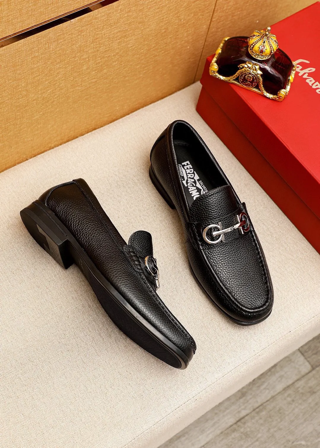Men's shoes 💰480 💐 Product trademark: Ferragamo "Ferragamo" casual leather shoes Regular size: 38-44 (45🉑️customized) Product materials: Selected imported first-layer pebbled cowhide leather upper + luxury hardware buckle, imported water-dyed cowhide leather lining. Strong three-dimensional visual effect, original outsole color: 4⃣️seed leather materials available